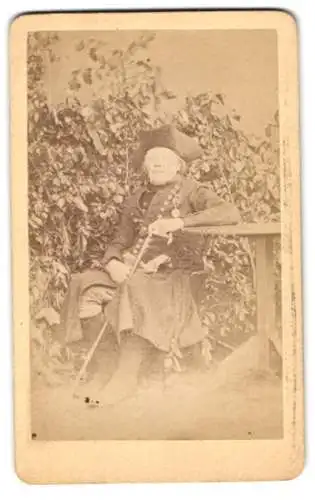 Fotografie A. Junghans, Magdeburg, älterer Hallore in Uniform mit Gehstock und Orden an der Brust