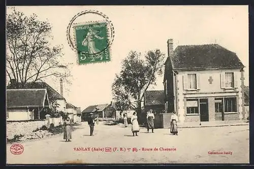 AK Vanlay, Route de Chaource avec villageois en scène