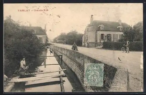 AK Vanlay, Grande Rue avec canal et cyclistes