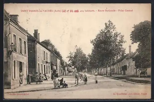 AK Saint-Parres-lès-Vaudes, Route Nationale animée de passants et d`arbres