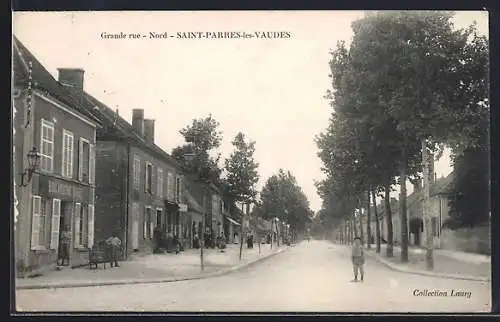 AK Saint-Parres-aux-Vaudes, Grande rue vers le nord avec bâtiments et arbres alignés