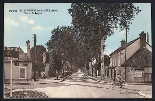 AK Saint-Parres-lès-Vaudes, Route de Troyes avec cycliste et maisons alignées