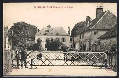 AK St-Parres-lès-Vaudes, Le Château avec portail et bâtiments adjacents