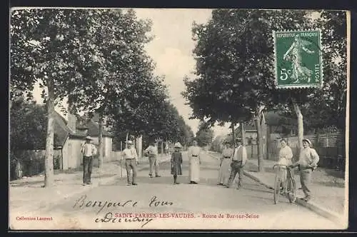 AK Saint-Parres-lès-Vaudes, Route de Bar-sur-Seine avec habitants posant dans la rue