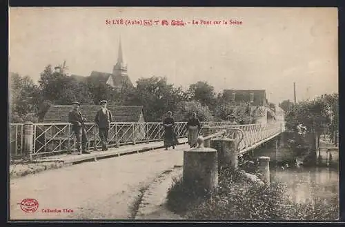 AK Saint-Lyé, Le Pont sur la Seine avec passants et vue sur l`église