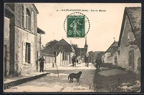 AK Saint-Lyé, Rue du Moulin animée avec habitants et chien