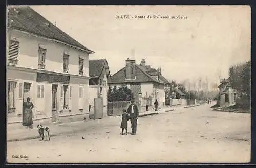 AK St-Lyé, Route de St-Benoît sur Seine, scène de rue avec passants et chien