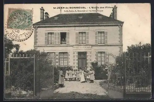 AK St Jean de Bonneval, L`École des Filles avec élèves devant l`entrée