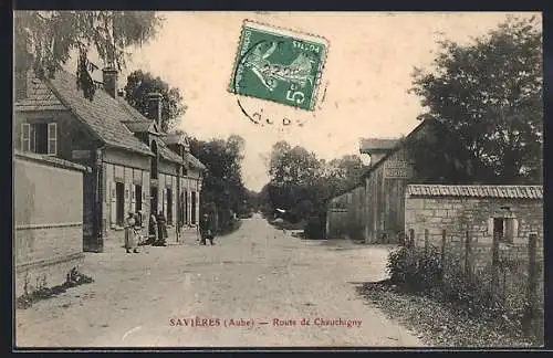 AK Savières, Route de Chauchigny avec maisons et passants