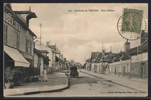 AK Troyes, Vue du Pont Hubert avec rue animée et voiture ancienne