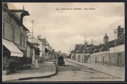 AK Troyes, Vue de la rue avec voiture ancienne et bâtiments adjacents