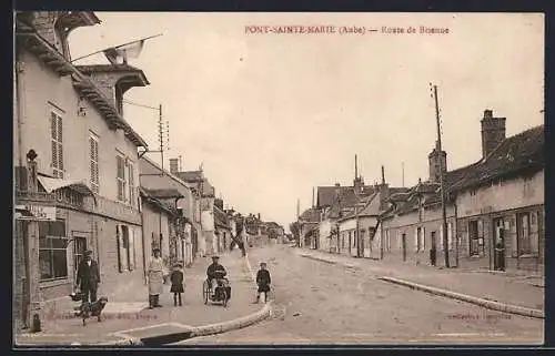 AK Pont-Sainte-Marie, Route de Brienne avec passants et maisons anciennes