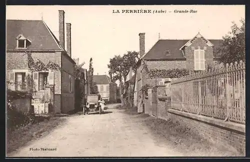 AK La Perrière, Grande-Rue avec voiture ancienne