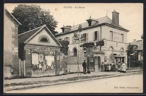 AK Payns, La Mairie avec les habitants devant l`entrée