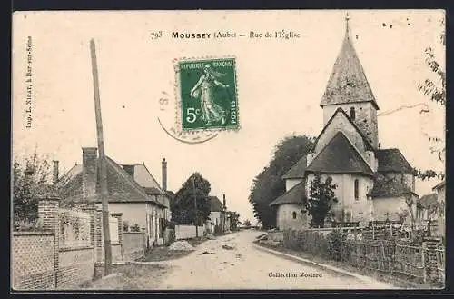 AK Moussey, Rue de l`Église avec vue sur l`église et les maisons adjacentes
