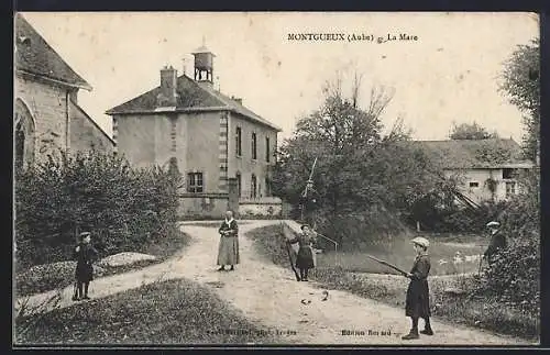 AK Montgueux, La Mare avec enfants jouant près de l`école et du chemin