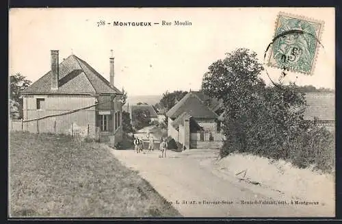 AK Montgueux, Rue Moulin avec maisons et passants sur le chemin