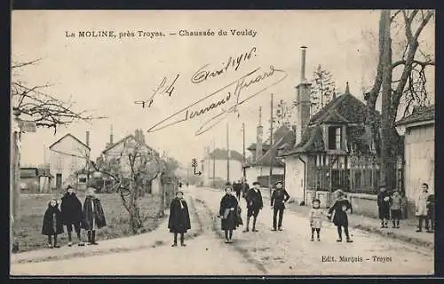 AK La Moline près Troyes, Chaussée du Vouldy avec enfants dans la rue