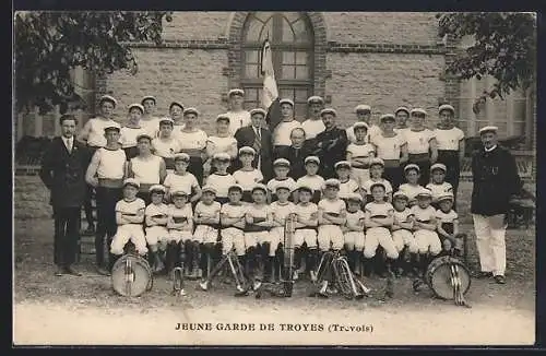 AK Troyes, Jeune Garde de Troyes en uniforme devant l`école