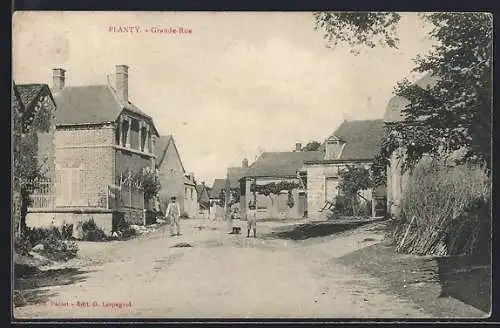 AK Planty, Grande-Rue avec des passants et des maisons anciennes