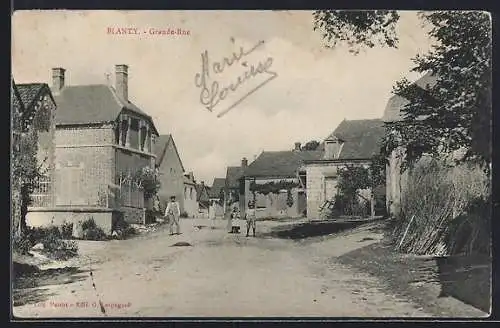 AK Planty, Grande Rue avec passants et maisons anciennes