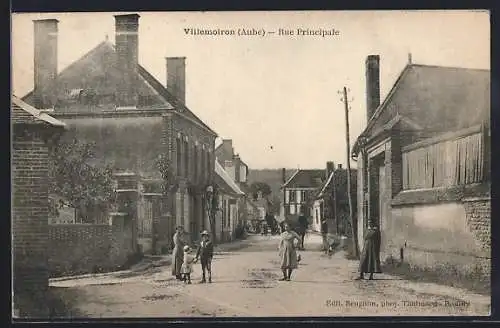 AK Villemoiron, Rue Principale avec passants et maisons anciennes