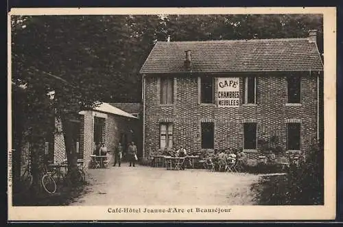 AK Fontaine, Café-Hôtel Jeanne-d`Arc et Beauséjour avec clients et vélos devant l`entrée