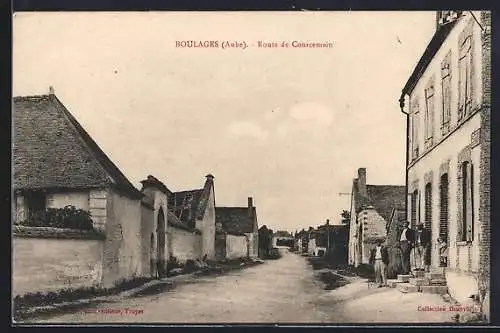 AK Boullages, Route de Courcemain avec maisons et passants