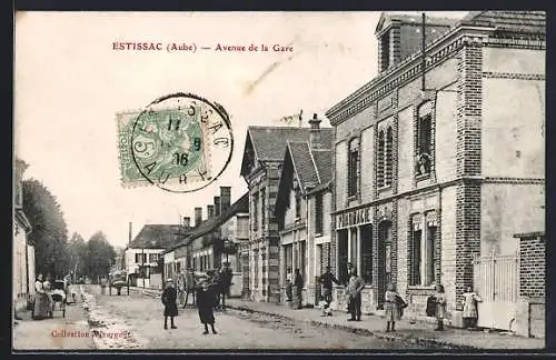 AK Estissac, Avenue de la Gare avec scène de rue animée