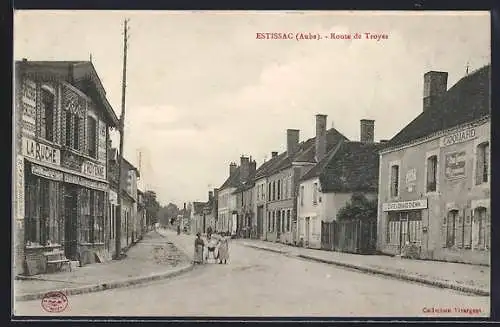 AK Estissac, Route de Troyes avec boutiques et passants