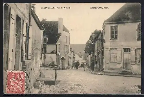 AK Landreville, Rue du Moulin avec vue sur une rue animée et bâtiments historiques