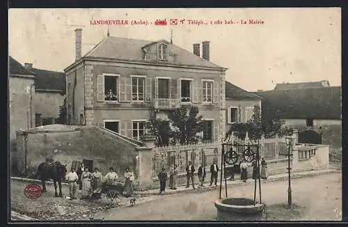 AK Landreville, La Mairie avec habitants devant le bâtiment