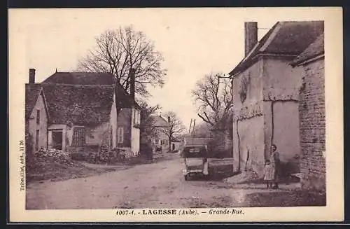 AK Lagesse, Grande Rue avec voiture ancienne et maisons rurales