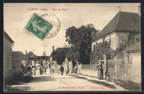 AK Clérey, Rue du Haut animée avec passants et vélos