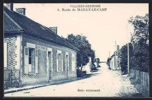 AK Villiers-Herbisse, Route de Mailly-le-Camp avec l`école communale