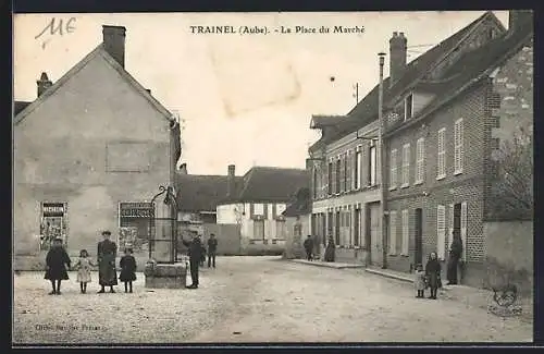 AK Trainel, La Place du Marché avec des passants et des maisons en briques