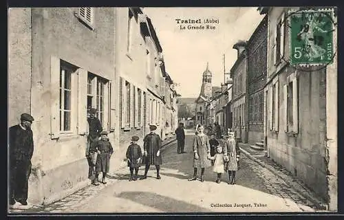 AK Trainel, La Grande Rue avec habitants et église en arrière-plan