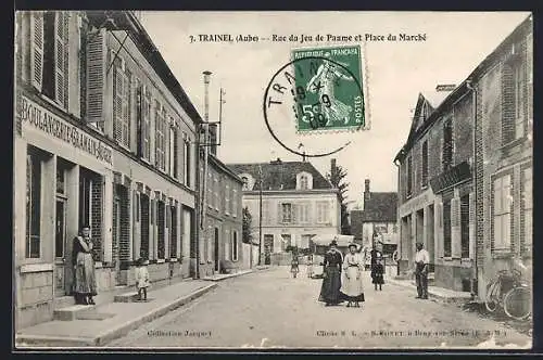 AK Traînel, Rue du Jeu de Paume et Place du Marché animées
