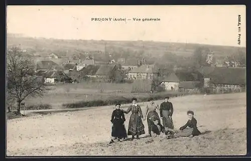 AK Prugny, Vue générale avec village et habitants sur la colline