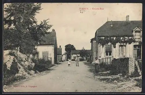 AK Planty, Grande Rue animée avec habitants et maisons anciennes