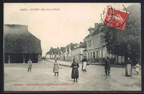 AK Pinet, Rue de la Halle avec habitants en tenue traditionnelle