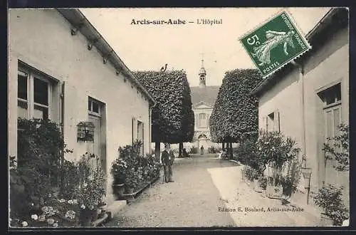 AK Arcis-sur-Aube, L`Hôpital avec allée bordée d`arbres et bâtiment central