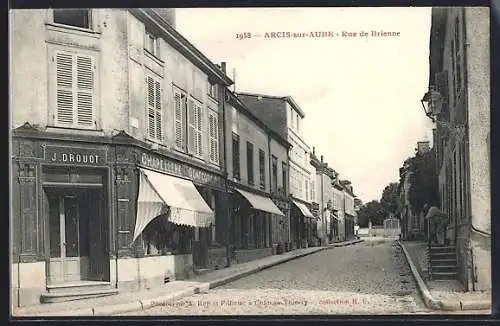 AK Arcis-sur-Aube, Rue de Brienne avec boutiques et immeubles