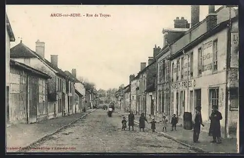 AK Arcis-sur-Aube, Rue de Troyes avec des passants et des bâtiments d`époque
