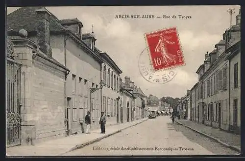 AK Arcis-sur-Aube, Rue de Troyes avec passants et bâtiments historiques