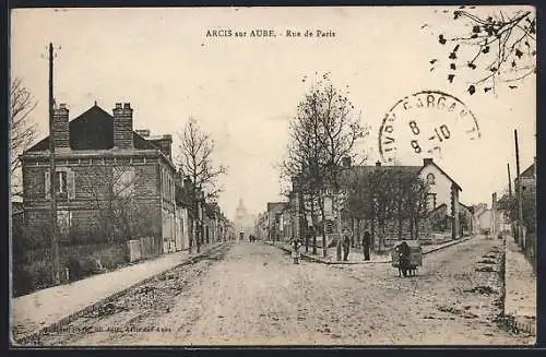 AK Arcis-sur-Aube, Rue de Paris animée avec passants et maisons historiques