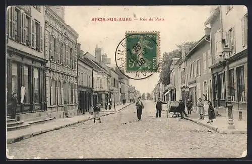 AK Arcis-sur-Aube, Rue de Paris avec passants et bâtiments historiques