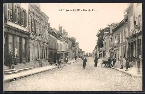 AK Arcis-sur-Aube, Rue de Paris animée avec passants et commerces