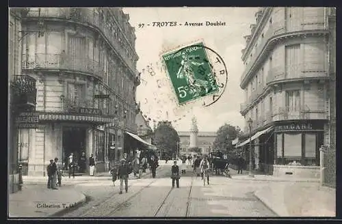 AK Troyes, Vue animée de l`Avenue Doublet avec passants et commerces