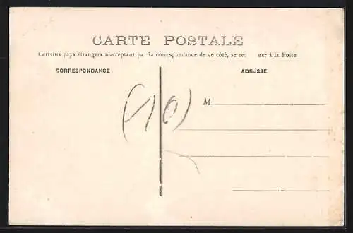 AK Piney, Route de Troyes avec maisons et piétons